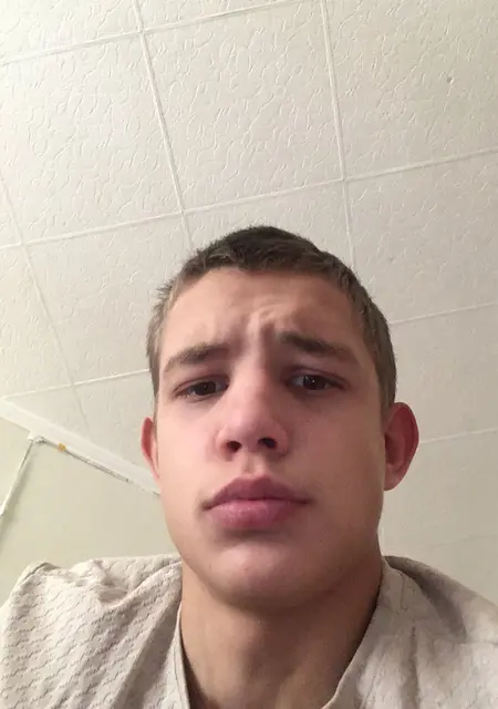 Я Максим, 21, из Магнитогорска, ищу знакомства без обязательств