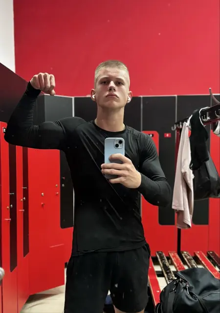 Денис из Белгорода, мне 19, познакомлюсь на одну ночь