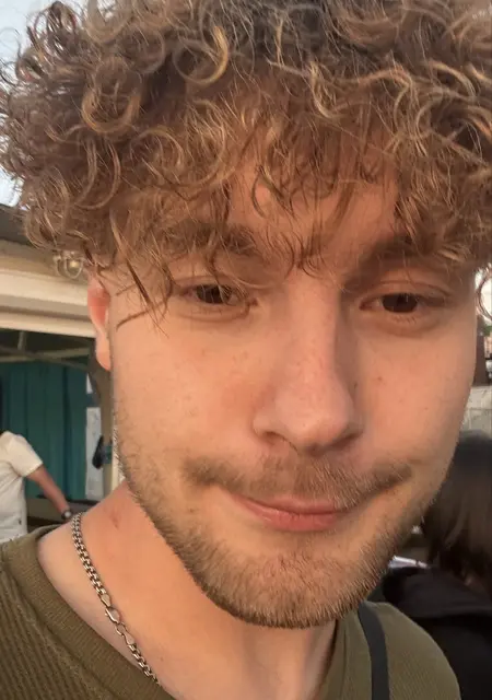 Я Александр, 25, из Сочи, ищу знакомство для постоянных отношений