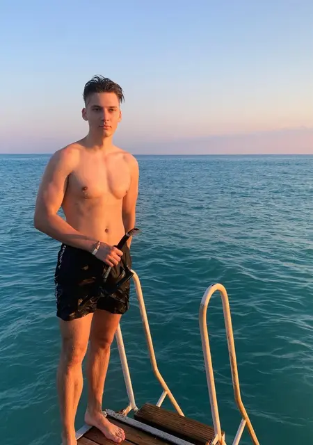 Я Артур, 21, из Махачкалы, ищу знакомство для постоянных отношений