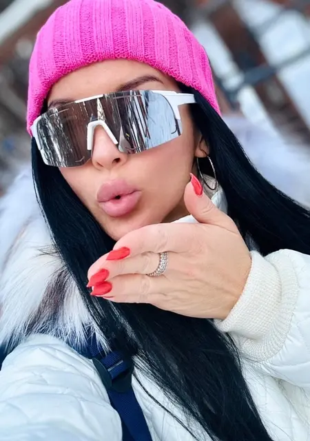 Я Алена, 18, из Вихоревки, ищу знакомство для приятного времяпровождения