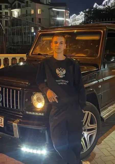 Я Дмитрий, 18, из Абинска, ищу знакомства на одну ночь