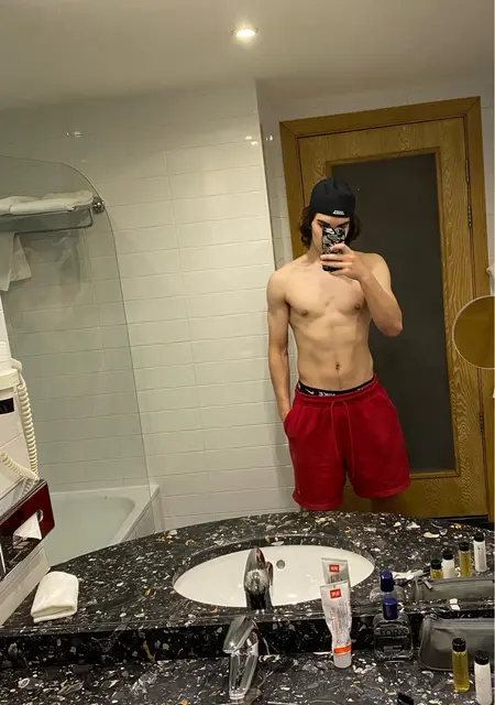 Я Амир, 19, из Брянска, ищу знакомства без обязательств