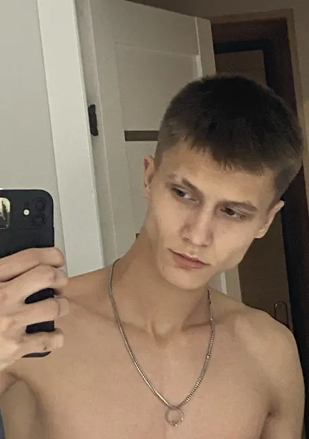 Я Александр, 20, из Красноярска, ищу знакомство для приятного времяпровождения