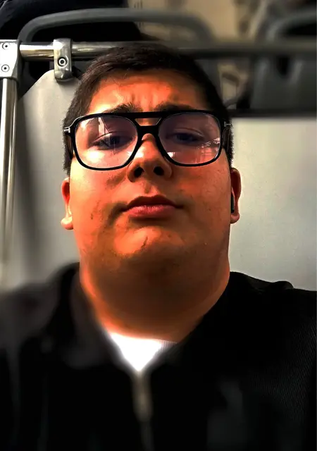 Я Артур, 20, из Владикавказа, ищу знакомство для приятного времяпровождения