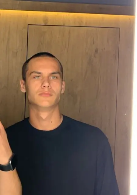 Я Богдан, 19, из Казани, ищу знакомство для постоянных отношений