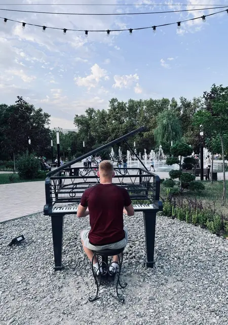 Я Артём, 22, из Анапы, ищу знакомство для приятного времяпровождения