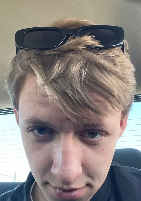 Артем из Новочеркасска, мне 21, познакомлюсь для общения