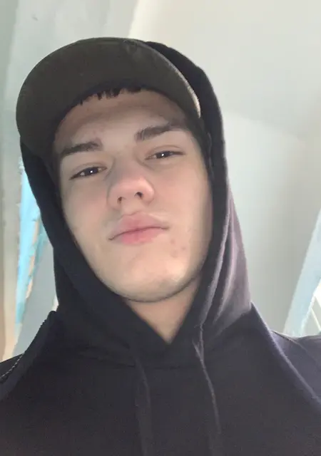 Я Илья, 20, из Каменска, ищу знакомство для постоянных отношений