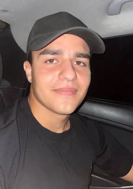 Я Адиль, 18, из Воронежа, ищу знакомства на одну ночь