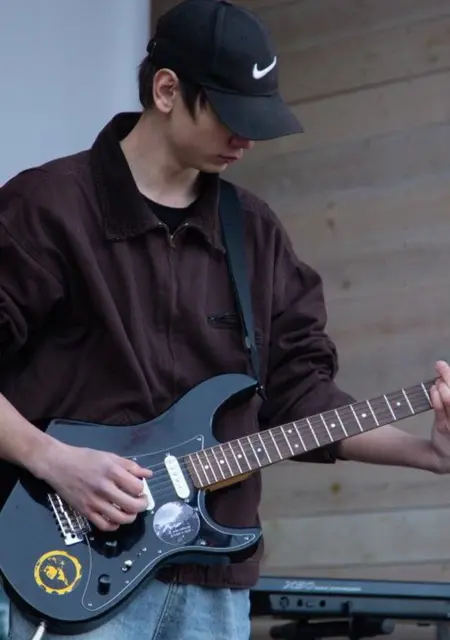 Я Дима, 18, из Челябинска, ищу знакомство для открытые отношения