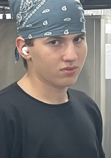 Я Айгуб, 19, из Хасавюрта, ищу знакомства без обязательств