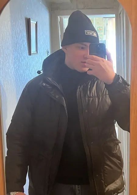 Я Денис, 20, из Омска, ищу знакомство для открытые отношения