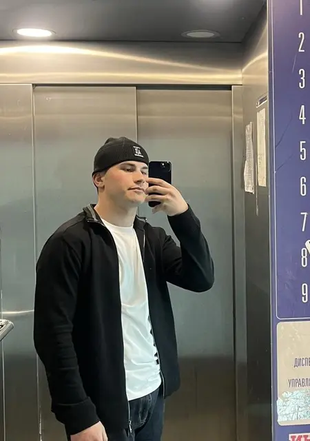 Я Адам, 19, из Москвы, ищу знакомство для дружбы