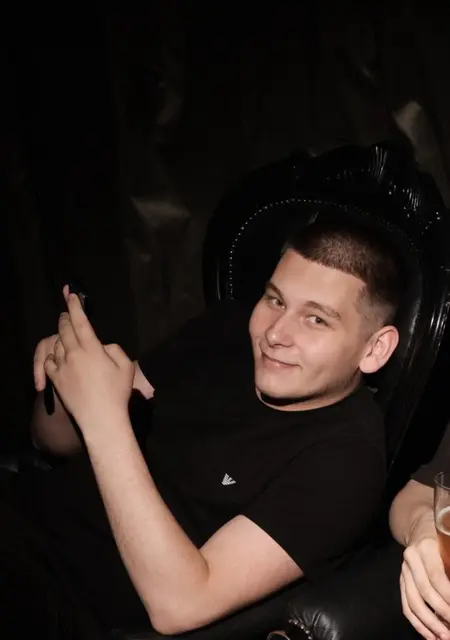 Я Данил, 19, из Красноярска, ищу знакомства без обязательств