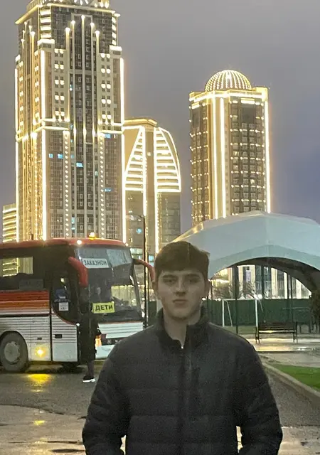 Я Асфар, 19, из Майкопа, ищу знакомство для приятного времяпровождения