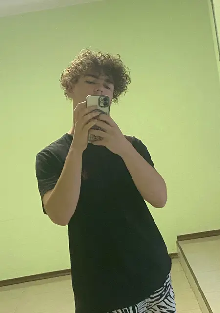 Максим из Симферополя, мне 19, познакомлюсь для приятного времяпровождения