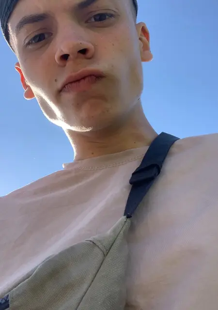 Иван из Смоленска, мне 18, познакомлюсь для приятного времяпровождения