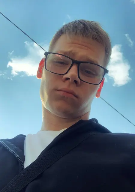 Я Андрей, 20, из Брянска, ищу знакомство для постоянных отношений