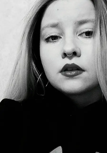 Я Варвара, 18, из Кирова, ищу знакомство для открытые отношения