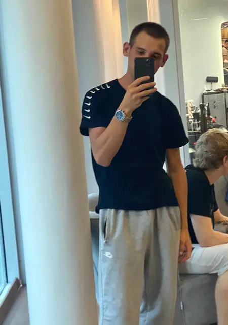 Я Артем, 21, из Саратова, ищу знакомства без обязательств