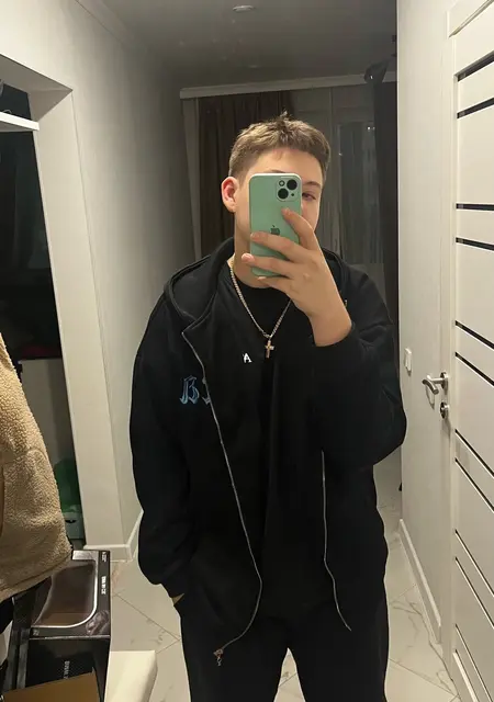 Я Серж, 18, знакомлюсь без обязательств в Оренбурге