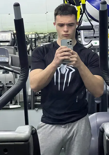 Я Артем, 19, знакомлюсь без обязательств в Новороссийске