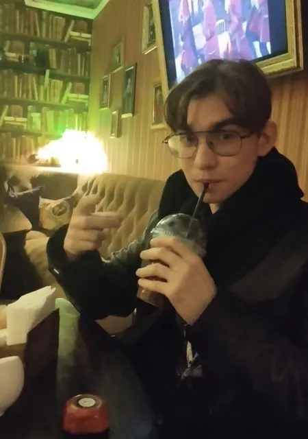 Я Владислав, 19, из Кургана, ищу знакомство для постоянных отношений