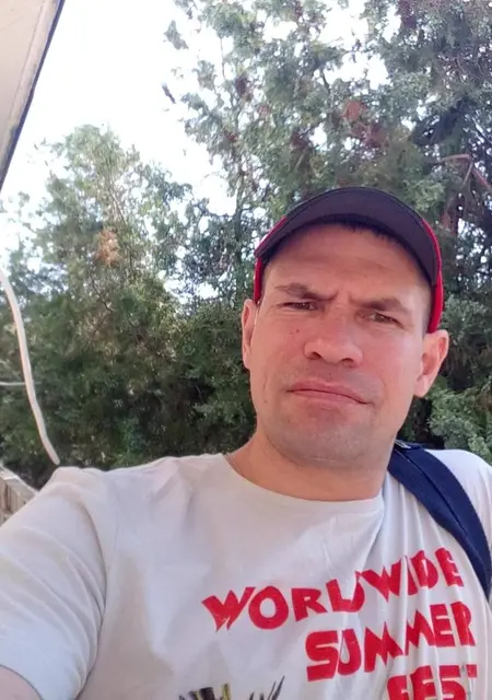 Я Илья, 47, из Кирова, ищу знакомства на одну ночь