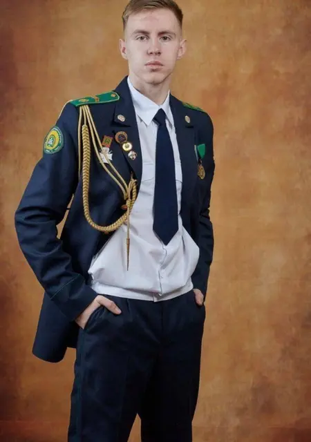 Я Александр, 19, из Красноярска, ищу знакомство для приятного времяпровождения