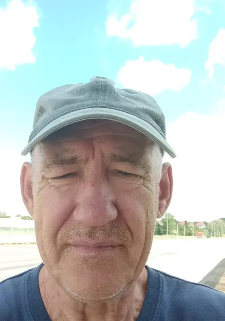 Я Валерий, 77, из Москвы, ищу знакомство для приятного времяпровождения