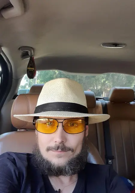 Макс з Миколаєва, шукаю на сайті приємне проведення часу