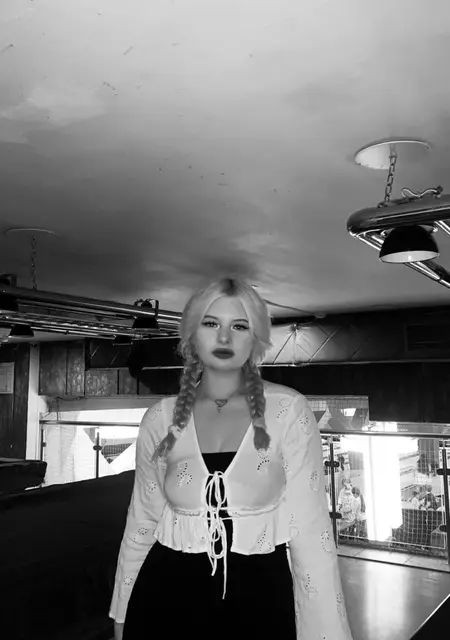 Я Янка, 18, из Уфы, ищу знакомства без обязательств