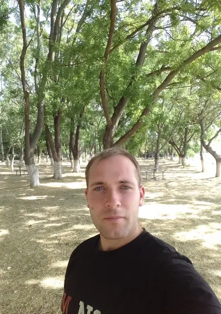 Слава из Керчи, мне 25, познакомлюсь на одну ночь