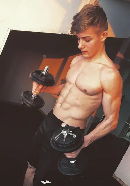 Валерий из Уфы, мне 25, познакомлюсь на одну ночь