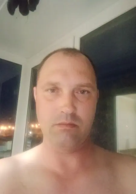 Александр из Долинска, мне 41, познакомлюсь на одну ночь