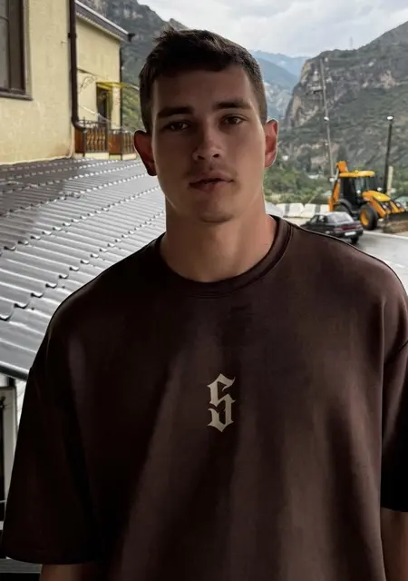 Я Максим, 21, из Екатеринбурга, ищу знакомства без обязательств