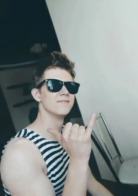 Я Артем, 26, из Иркутска, ищу знакомства без обязательств