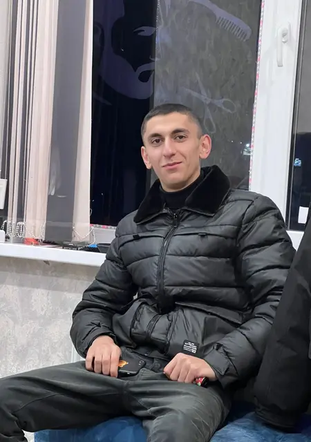 Я Алик, 21, из Новочеркасска, ищу знакомство для приятного времяпровождения