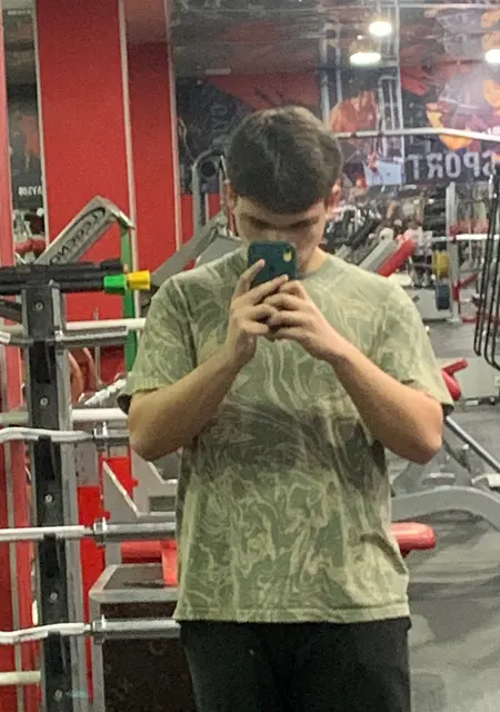 Артем из Анапы, мне 19, познакомлюсь без обязательств