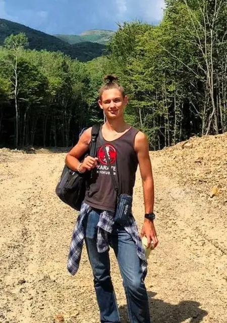 Я Коля, 20, из Анапы, ищу знакомства на одну ночь