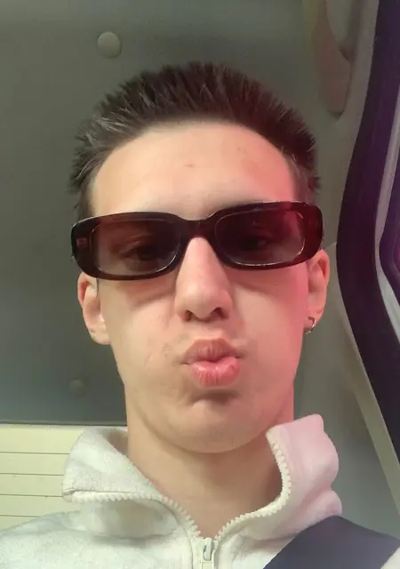 Aleksandr из Орла, мне 18, познакомлюсь на одну ночь