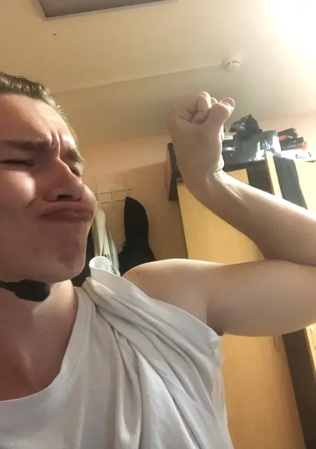 Я Кирилл, 21, из Пскова, ищу знакомства без обязательств