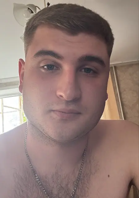 Макс из Екатеринбурга, мне 23, познакомлюсь на одну ночь