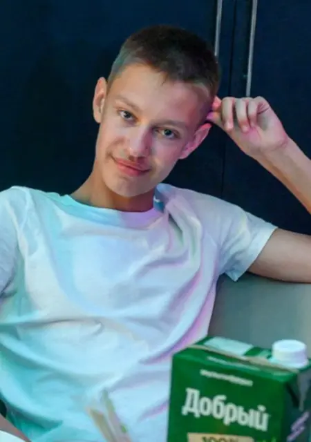 Я Денис, 18, из Ижевска, ищу знакомства на одну ночь