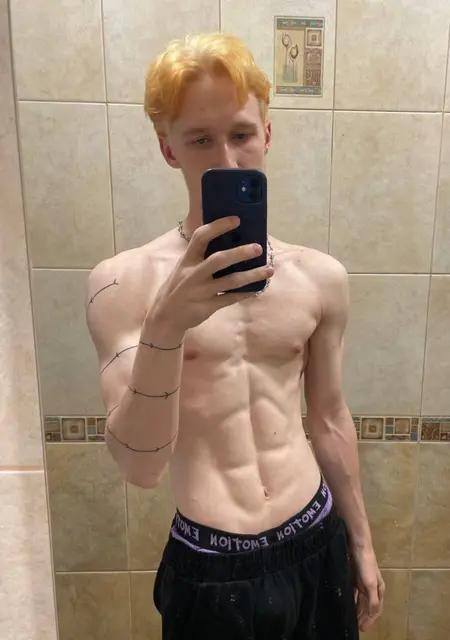 Денис из Владивостока, мне 20, познакомлюсь на одну ночь