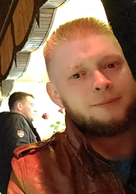 Я Евгений, 39, из Боровичей, ищу знакомство для приятного времяпровождения