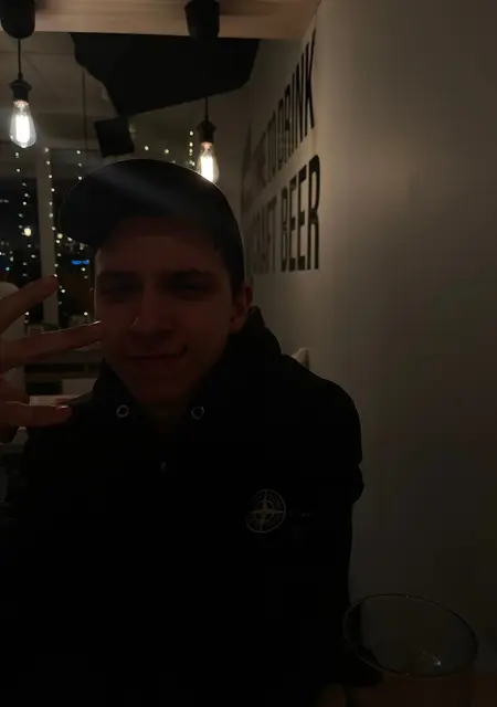 Я Александр, 22, из Чапаевска, ищу знакомства без обязательств