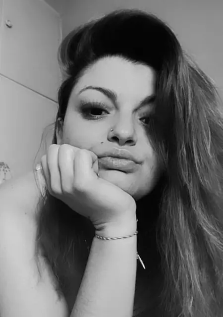 Nicole из Афин, ищу на сайте знакомства без обязательств