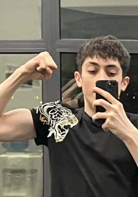 Я Арсений, 19, из Мытищ, ищу знакомство для постоянных отношений